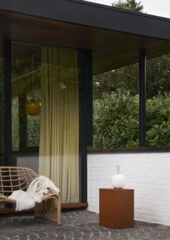 VL45 Radiohus Portable batteri- / bordlampe, messing/opal