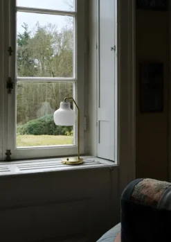 VL Ringkrone bordlampe, messing/blank opal