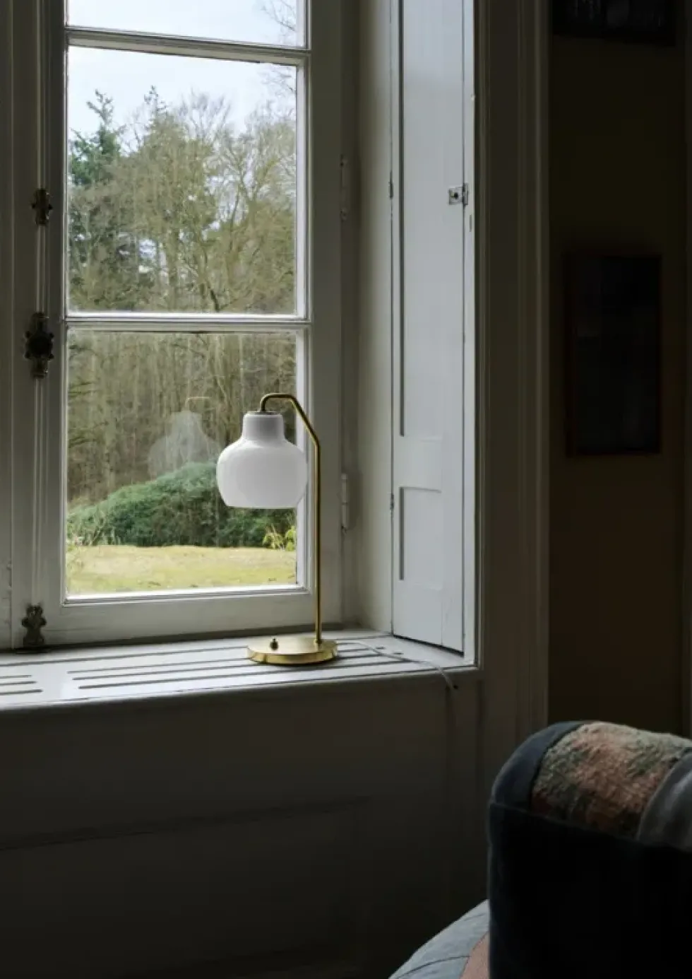 VL Ringkrone bordlampe, messing/blank opal