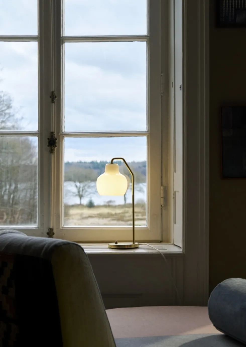 VL Ringkrone bordlampe, messing/blank opal
