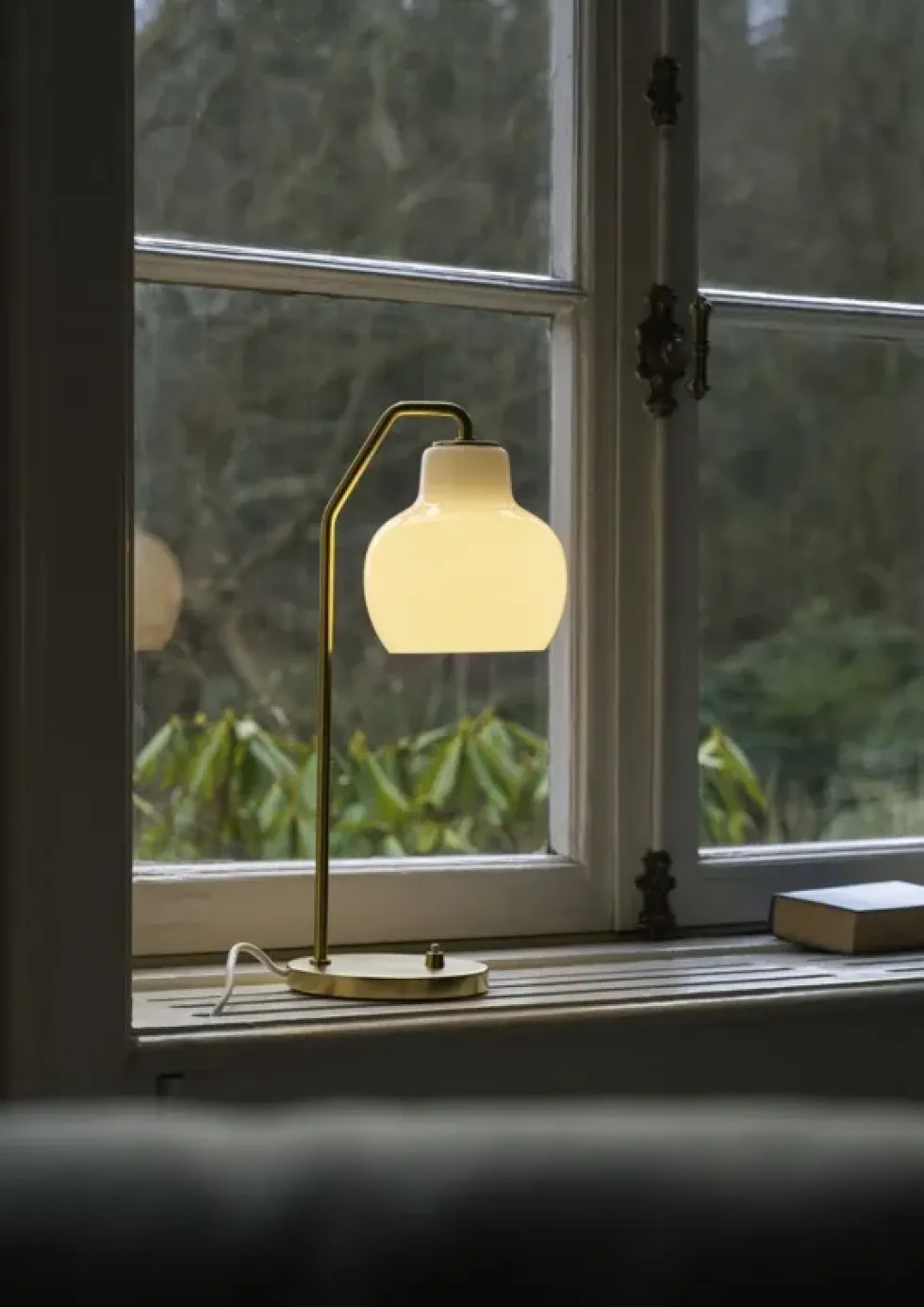 VL Ringkrone bordlampe, messing/blank opal
